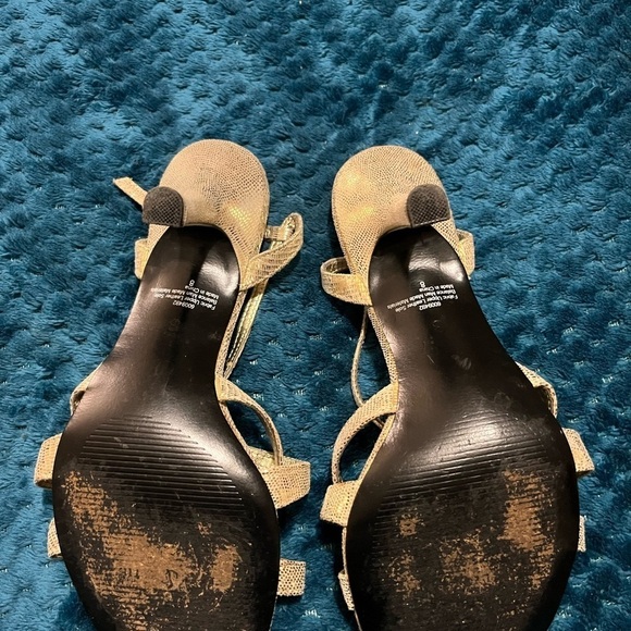 Kelly & Katie gold pump size 8 nice for formal event 3 1/2 inch heel! Nice - Picture 6 of 13